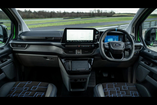 Ford Transit Custom 320 2.5 PHEV L2H1 MS-RT DC 233pk | | Dubbele Cabine | Dubbele zijschuifdeur | Inklapbare trekhaak | Navigatie systeem | Adaptieve LED koplampen met verblindingsvrij grootlicht | Bekleding zijwand en achterdeuren (volledig)