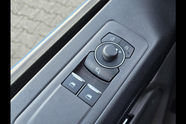 Ford Transit Custom 320 2.5 PHEV L2H1 MS-RT DC 233pk | | Dubbele Cabine | Dubbele zijschuifdeur | Inklapbare trekhaak | Navigatie systeem | Adaptieve LED koplampen met verblindingsvrij grootlicht | Bekleding zijwand en achterdeuren (volledig)