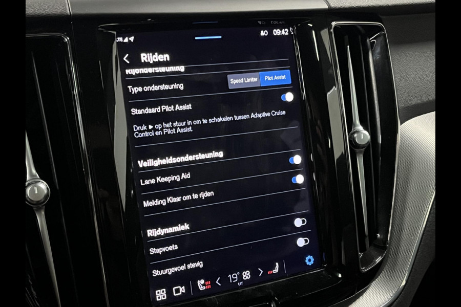 Volvo XC60 2.0 T6 Plug-in hybrid AWD R-Design adapt. cruise control | trekhaak | schuif/kantel dak | stoel/stuurwiel verwarming | Carplay