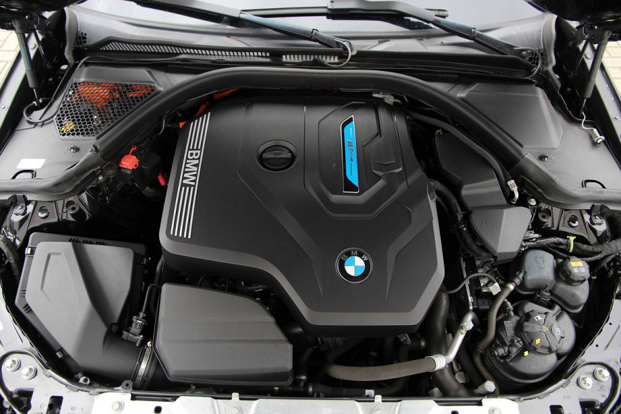 BMW 3 Serie Touring 330e Sportline | Shadow | 19 | Live cockpit