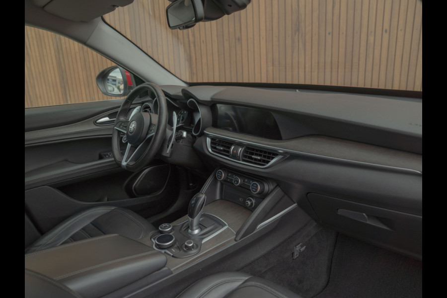 Alfa Romeo Stelvio 2.0T 280pk AWD First Edition | Stoelverwarming | Grote Navi | NL-auto