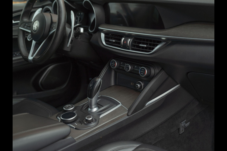 Alfa Romeo Stelvio 2.0T 280pk AWD First Edition | Stoelverwarming | Grote Navi | NL-auto