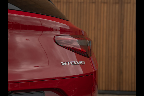 Alfa Romeo Stelvio 2.0T 280pk AWD First Edition | Stoelverwarming | Grote Navi | NL-auto