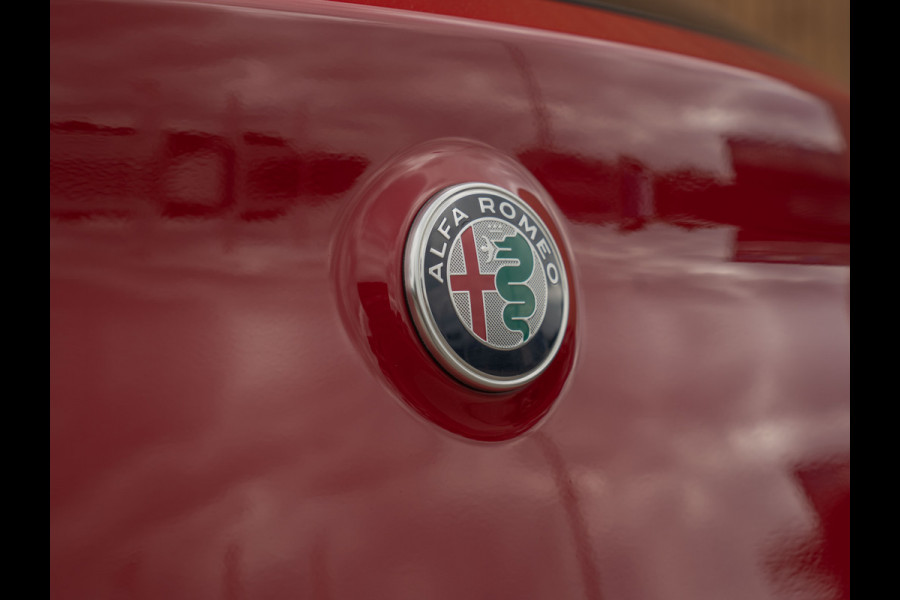 Alfa Romeo Stelvio 2.0T 280pk AWD First Edition | Stoelverwarming | Grote Navi | NL-auto