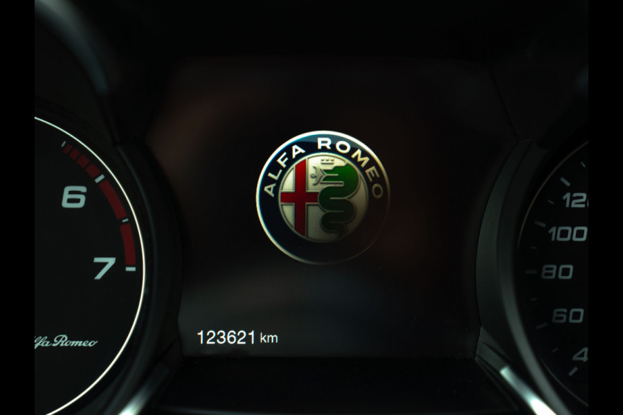 Alfa Romeo Stelvio 2.0T 280pk AWD First Edition | Stoelverwarming | Grote Navi | NL-auto