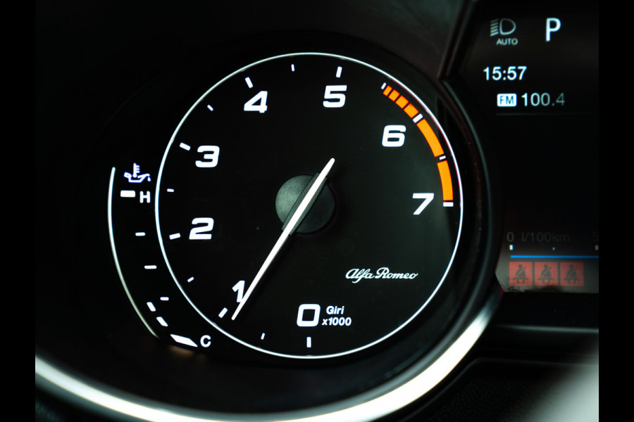 Alfa Romeo Stelvio 2.0T 280pk AWD First Edition | Stoelverwarming | Grote Navi | NL-auto