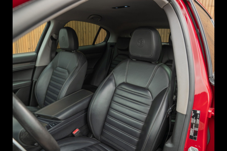 Alfa Romeo Stelvio 2.0T 280pk AWD First Edition | Stoelverwarming | Grote Navi | NL-auto