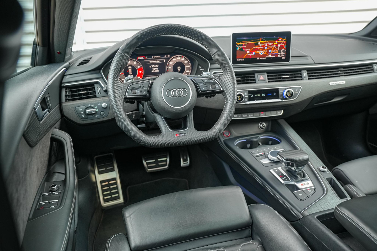 Audi A4 Avant 2.9 TFSI RS 4 quattro Panoramadak B&O Keramisch Leer ACC Camera Audi A4 Avant 2.9 TFSI RS 4 quattro Panoramadak B&O Keramisch Leer ACC Camera