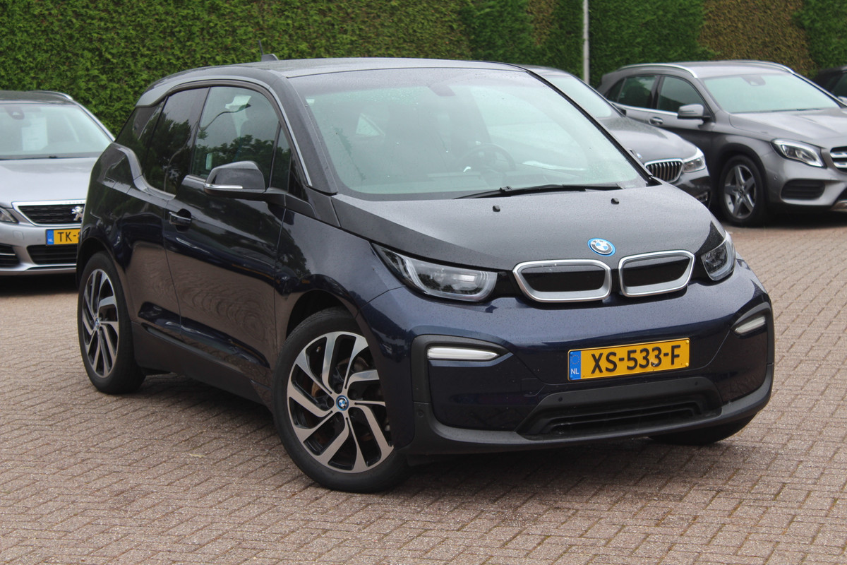 BMW i3 Basis 120Ah 42 kWh / Camera / Navigatie / 19'' / Harman Kardon / Stoelverwarming / Cruise Control / Warmtepomp / Getint glas BMW i3 Basis 120Ah 42 kWh / Camera / Navigatie / 19'' / Harman Kardon / Stoelverwarming / Cruise Control / Warmtepomp / Getint glas