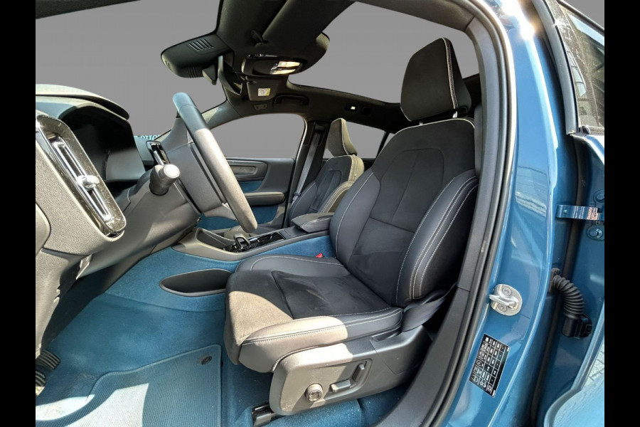 Volvo C40 Recharge Twin Intro Edition 78 kWh / Trekhaak / Panoramadak / 360Camera / 19'' / Interieurvoorverwarming / Harman Kardon / Keyless / Navigatie / Dodehoek / DAB / ACC / Stoelverwarming / Stuurverwarming / Warmtepomp
