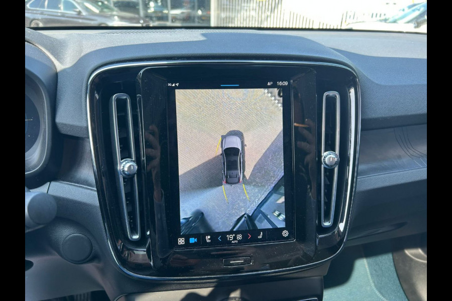 Volvo C40 Recharge Twin Intro Edition 78 kWh / Trekhaak / Panoramadak / 360Camera / 19'' / Interieurvoorverwarming / Harman Kardon / Keyless / Navigatie / Dodehoek / DAB / ACC / Stoelverwarming / Stuurverwarming / Warmtepomp