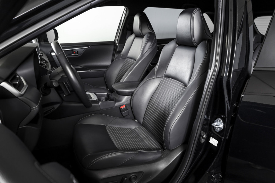 Toyota RAV4 2.5 Hybrid Black Edition | Adapt. Cruise | Stoel-+stuurverw. | PDC | 360 Camera | NAV+App. Connect | Elek. Klep | ECC | LM 19" |