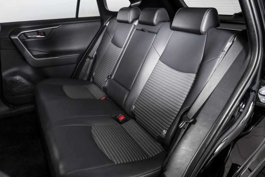 Toyota RAV4 2.5 Hybrid Black Edition | Adapt. Cruise | Stoel-+stuurverw. | PDC | 360 Camera | NAV+App. Connect | Elek. Klep | ECC | LM 19" |