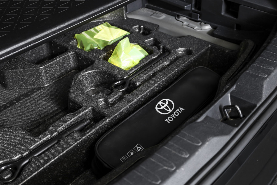 Toyota RAV4 2.5 Hybrid Black Edition | Adapt. Cruise | Stoel-+stuurverw. | PDC | 360 Camera | NAV+App. Connect | Elek. Klep | ECC | LM 19" |