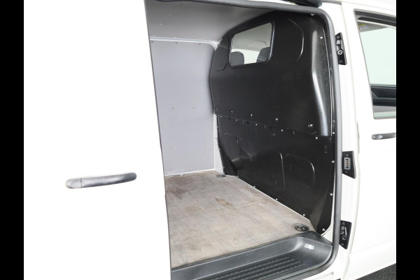 Volkswagen Transporter 2.0 TDI L2H1 28 150 pk | Airo | Trekhaak | Parkeersensoren | Elektr. spiegels (inklapbaar) |