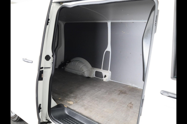 Volkswagen Transporter 2.0 TDI L2H1 28 150 pk | Airo | Trekhaak | Parkeersensoren | Elektr. spiegels (inklapbaar) |