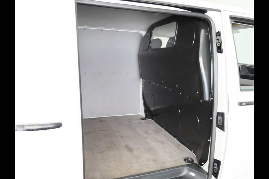 Volkswagen Transporter 2.0 TDI L2H1 28 150 pk | Airo | Trekhaak | Parkeersensoren | Elektr. spiegels (inklapbaar) |
