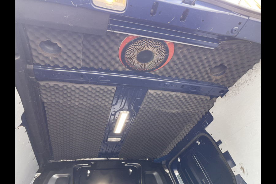 Peugeot Expert 226C 1.6 BlueHDI 95 Premium / speciaal gebouwd voor honden vervoer / hondenauto / omvormer / airco / cruise control / trekhaak / parkeersensoren achter !