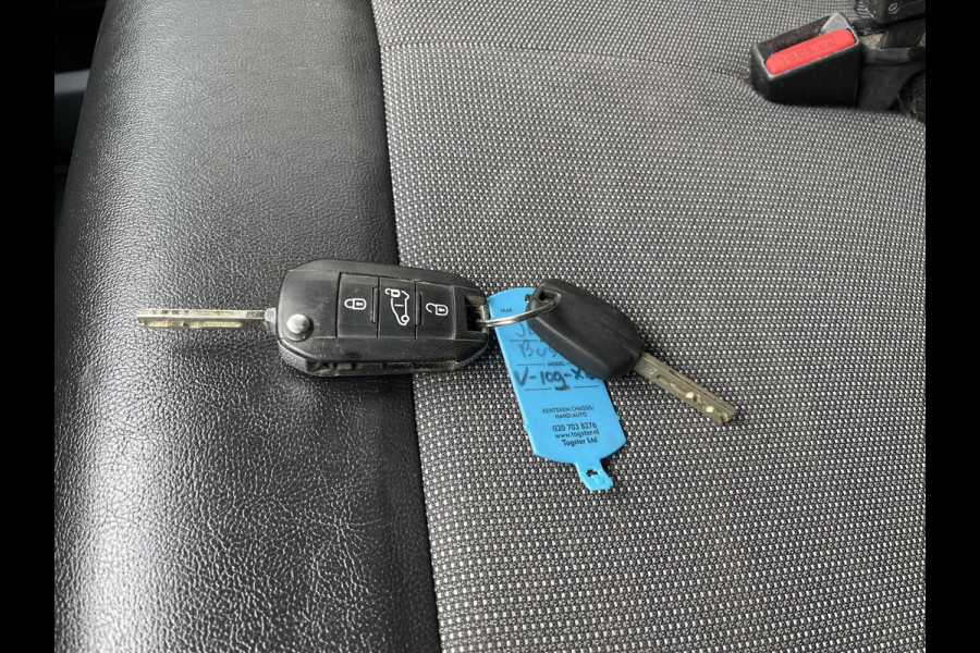 Peugeot Expert 226C 1.6 BlueHDI 95 Premium / speciaal gebouwd voor honden vervoer / hondenauto / omvormer / airco / cruise control / trekhaak / parkeersensoren achter !