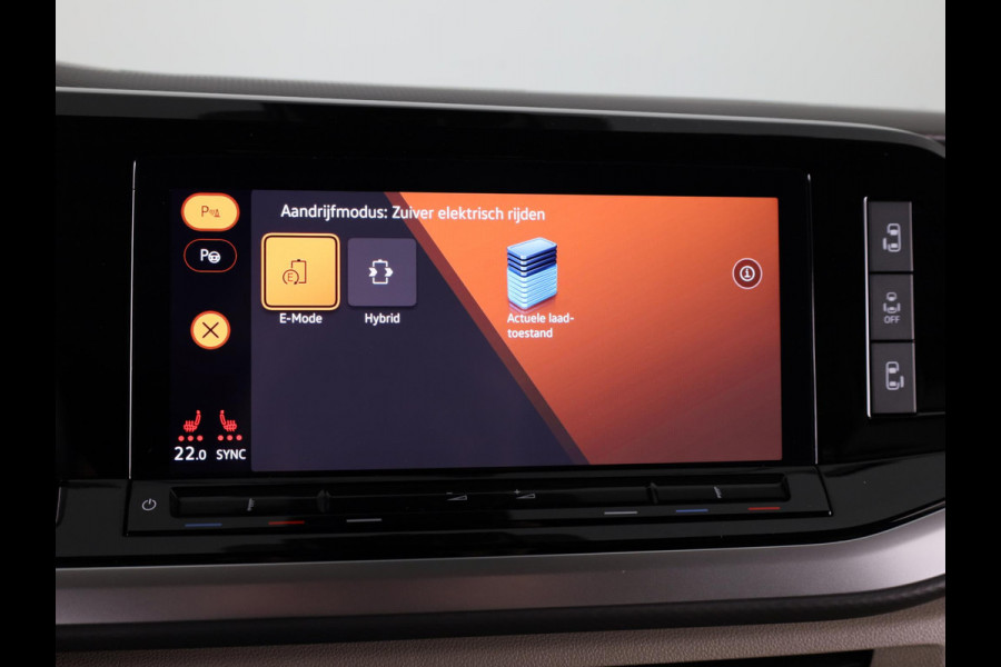 Volkswagen Multivan 1.4 eHybrid L1H1 Style 204 pk Automaat (DSG) | Navigatie | Elektr. trekhaak | Parkeersensoren (Park assist) | Achteruitrijcamera | Lederen bekleding | 2 elektr. schuifdeuren |