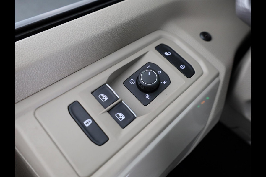 Volkswagen Multivan 1.4 eHybrid L1H1 Style 204 pk Automaat (DSG) | Navigatie | Elektr. trekhaak | Parkeersensoren (Park assist) | Achteruitrijcamera | Lederen bekleding | 2 elektr. schuifdeuren |