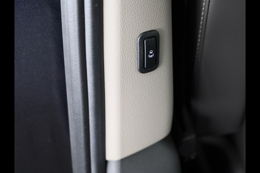 Volkswagen Multivan 1.4 eHybrid L1H1 Style 204 pk Automaat (DSG) | Navigatie | Elektr. trekhaak | Parkeersensoren (Park assist) | Achteruitrijcamera | Lederen bekleding | 2 elektr. schuifdeuren |