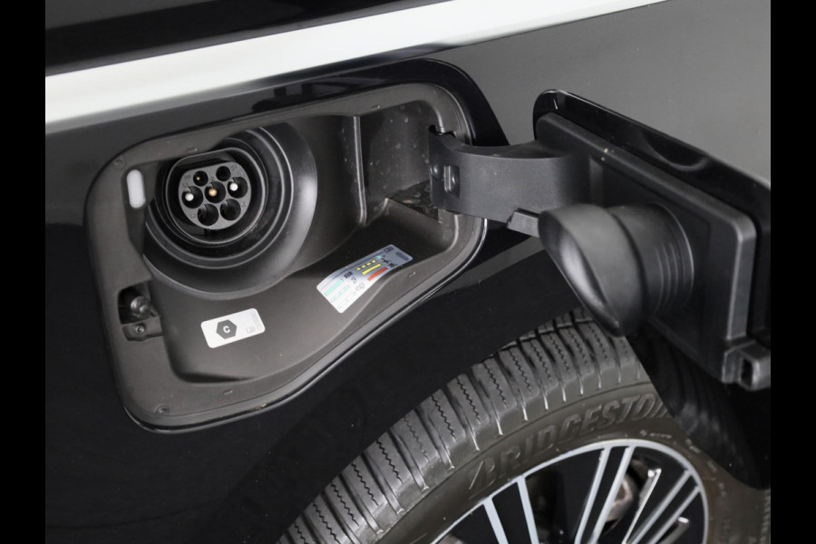 Volkswagen Multivan 1.4 eHybrid L1H1 Style 204 pk Automaat (DSG) | Navigatie | Elektr. trekhaak | Parkeersensoren (Park assist) | Achteruitrijcamera | Lederen bekleding | 2 elektr. schuifdeuren |