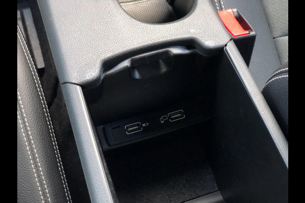 Mercedes-Benz A-Klasse 180 Business Solution | Groot Navi, Camera, Stoelverw., Cruise | Dealeronderhouden | 1e Eigenaar | NAP |