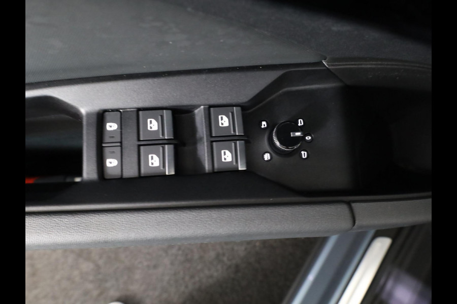 Audi Q4 e-tron 40 Edition 77 kWh 204 pk S-tronic | Navigatie | Elektr. Trekhaak | Parkeersensoren | Achteruitrijcamera | Adaptieve cruise control | Stoelverwarming |