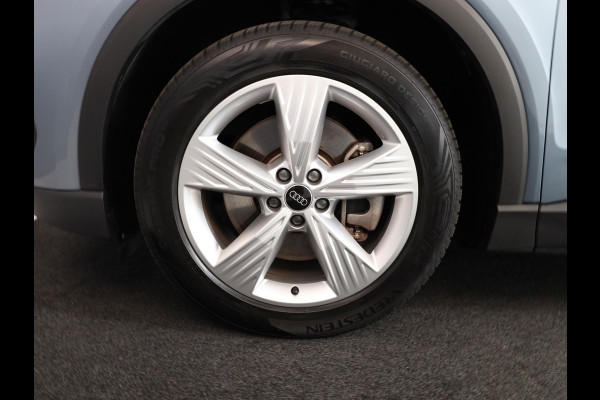 Audi Q4 e-tron 40 Edition 77 kWh 204 pk S-tronic | Navigatie | Elektr. Trekhaak | Parkeersensoren | Achteruitrijcamera | Adaptieve cruise control | Stoelverwarming |