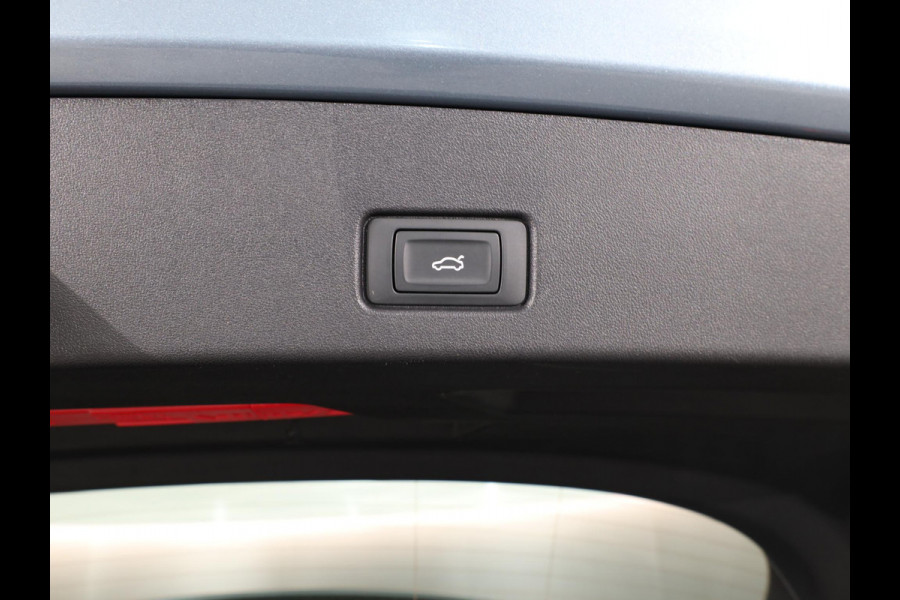 Audi Q4 e-tron 40 Edition 77 kWh 204 pk S-tronic | Navigatie | Elektr. Trekhaak | Parkeersensoren | Achteruitrijcamera | Adaptieve cruise control | Stoelverwarming |