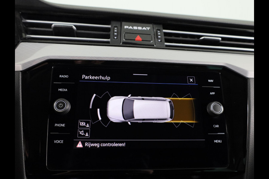 Volkswagen Passat Variant 1.5 TSI Comfort Business 150 PK | Automaat ( DSG) | Navigatie | Wegklapbare trekhaak | Extra getint glas