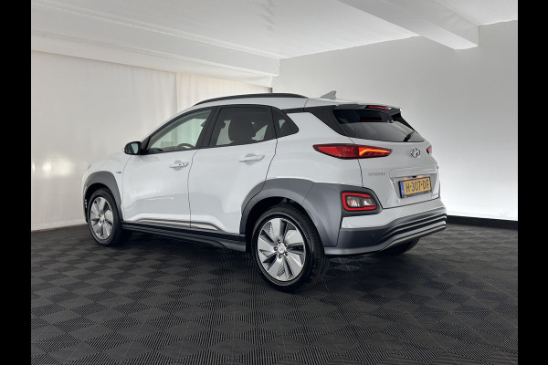 Hyundai Kona EV Premium 64 kWh (INCL.BTW) *PANO | FULL-LEATHER | HEAD-UP | FULL-LED | NAVI-FULLMAP | DAB | ADAPTIVE-CRUISE | KEYLESS | CAMERA | BLIND-SPOT | LANE-ASSIST | DIGI-COCKPIT | COMFORT-SEATS | 17''ALU*
