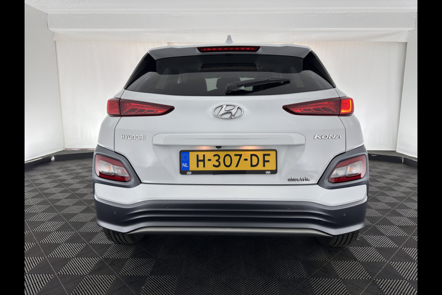 Hyundai Kona EV Premium 64 kWh (INCL.BTW) *PANO | FULL-LEATHER | HEAD-UP | FULL-LED | NAVI-FULLMAP | DAB | ADAPTIVE-CRUISE | KEYLESS | CAMERA | BLIND-SPOT | LANE-ASSIST | DIGI-COCKPIT | COMFORT-SEATS | 17''ALU*
