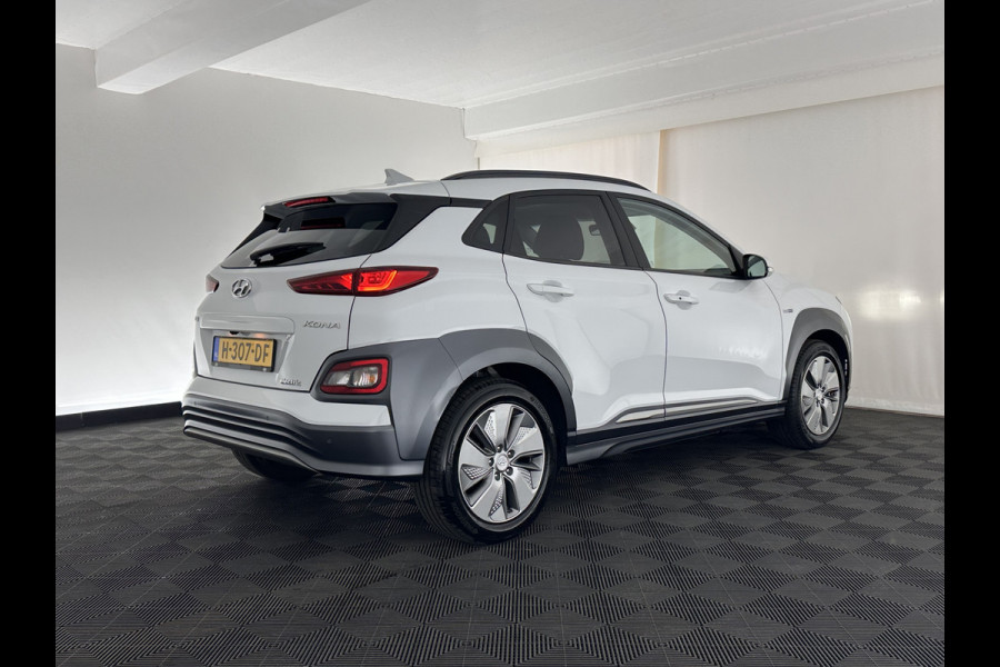Hyundai Kona EV Premium 64 kWh (INCL.BTW) *PANO | FULL-LEATHER | HEAD-UP | FULL-LED | NAVI-FULLMAP | DAB | ADAPTIVE-CRUISE | KEYLESS | CAMERA | BLIND-SPOT | LANE-ASSIST | DIGI-COCKPIT | COMFORT-SEATS | 17''ALU*