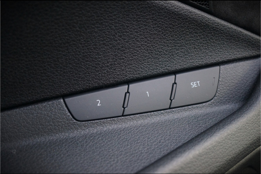 Audi e-tron e-tron 50 quattro S edition Black 71 kWh | S Line | Black Edition | Panoramadak | Memory Seats | Camera | Luchtvering | Adaptive Cruise Control | Keyless | Matrix LED | Leder | Stoelverwarming | NAP | BTW