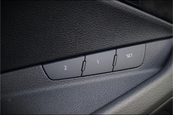 Audi e-tron e-tron 50 quattro S edition Black 71 kWh | S Line | Black Edition | Panoramadak | Memory Seats | Camera | Luchtvering | Adaptive Cruise Control | Keyless | Matrix LED | Leder | Stoelverwarming | NAP | BTW