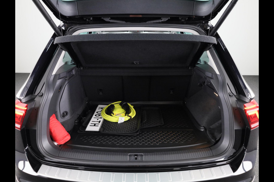 Volkswagen Tiguan 1.4 TSI eHybrid Elegance | Automaat | Ergo Active Voorstoelen | Head Up Display | Wegklapbare Trekhaak | Full Map Navigatie | 360 graden Camera |