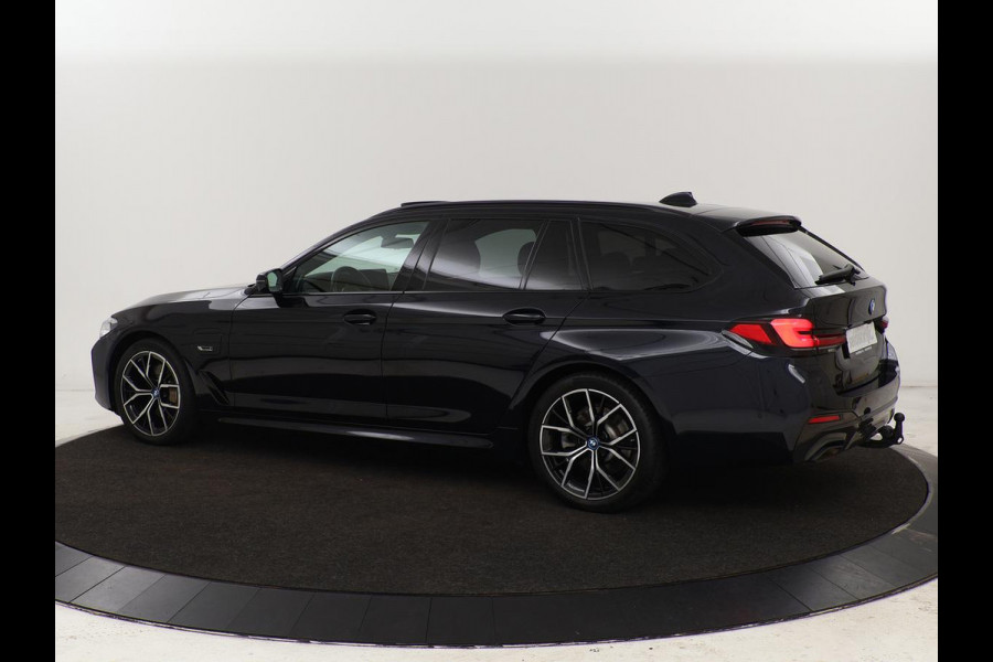 BMW 5 Serie 530e xDrive M Sport | Panoramadak | Harman/Kardon | Stoel & stuurverwarming | Adaptive cruise | Camera | Trekhaak | Carplay | Achterbankverwarming | Live Cockpit | Sportstoelen