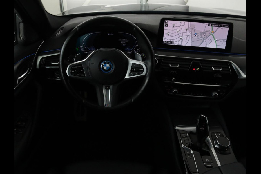 BMW 5 Serie 530e xDrive M Sport | Panoramadak | Harman/Kardon | Stoel & stuurverwarming | Adaptive cruise | Camera | Trekhaak | Carplay | Achterbankverwarming | Live Cockpit | Sportstoelen