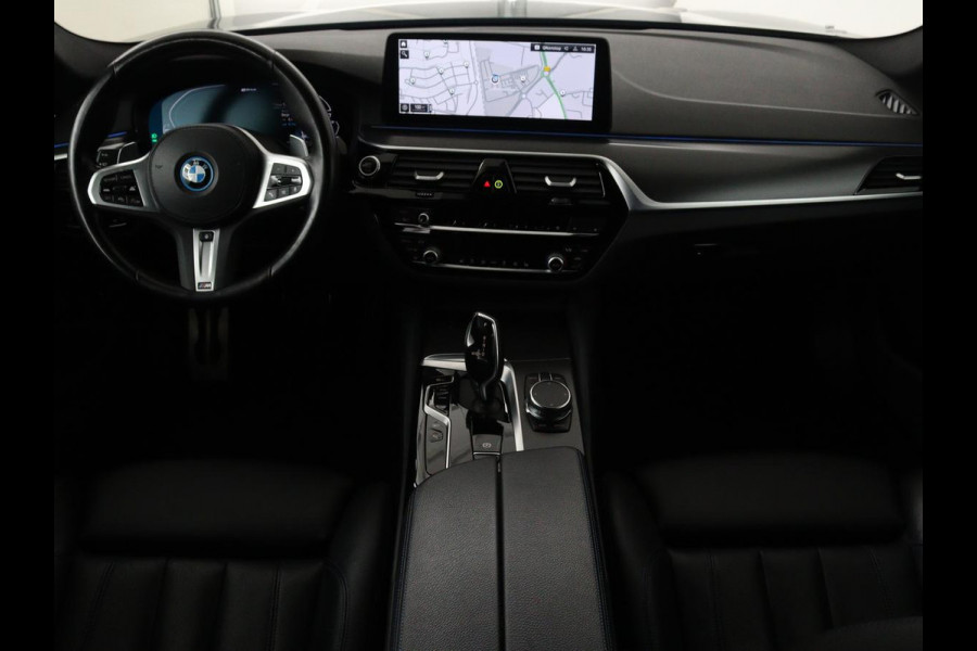 BMW 5 Serie 530e xDrive M Sport | Panoramadak | Harman/Kardon | Stoel & stuurverwarming | Adaptive cruise | Camera | Trekhaak | Carplay | Achterbankverwarming | Live Cockpit | Sportstoelen