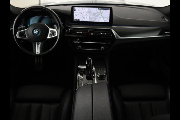 BMW 5 Serie 530e xDrive M Sport | Panoramadak | Harman/Kardon | Stoel & stuurverwarming | Adaptive cruise | Camera | Trekhaak | Carplay | Achterbankverwarming | Live Cockpit | Sportstoelen