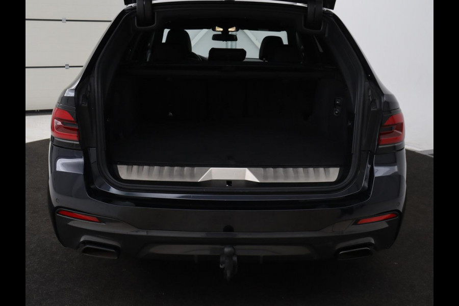 BMW 5 Serie 530e xDrive M Sport | Panoramadak | Harman/Kardon | Stoel & stuurverwarming | Adaptive cruise | Camera | Trekhaak | Carplay | Achterbankverwarming | Live Cockpit | Sportstoelen