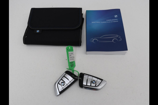 BMW 5 Serie 530e xDrive M Sport | Panoramadak | Harman/Kardon | Stoel & stuurverwarming | Adaptive cruise | Camera | Trekhaak | Carplay | Achterbankverwarming | Live Cockpit | Sportstoelen
