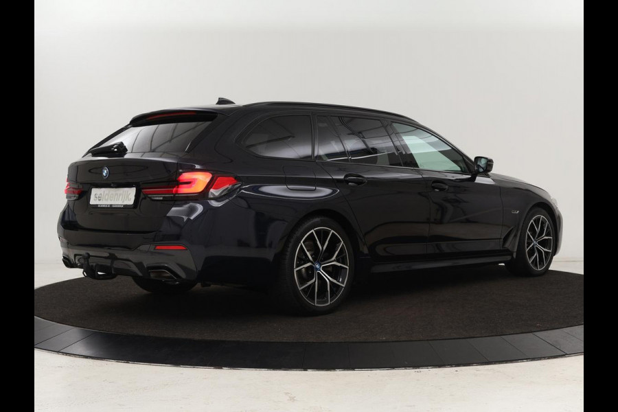 BMW 5 Serie 530e xDrive M Sport | Panoramadak | Harman/Kardon | Stoel & stuurverwarming | Adaptive cruise | Camera | Trekhaak | Carplay | Achterbankverwarming | Live Cockpit | Sportstoelen