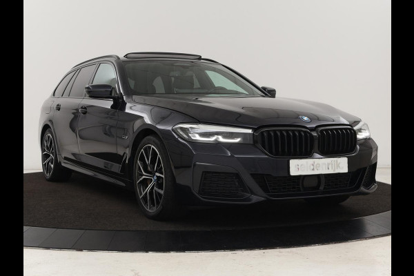 BMW 5 Serie 530e xDrive M Sport | Panoramadak | Harman/Kardon | Stoel & stuurverwarming | Adaptive cruise | Camera | Trekhaak | Carplay | Achterbankverwarming | Live Cockpit | Sportstoelen