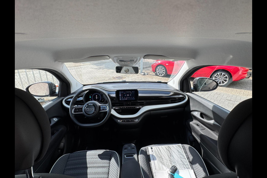 Fiat 500 Action 24 kWh PARKEERSENSOREN / CARPLAY / CRUISE CONTROL / ECC / STOELVERWARMING / WEING KM'S