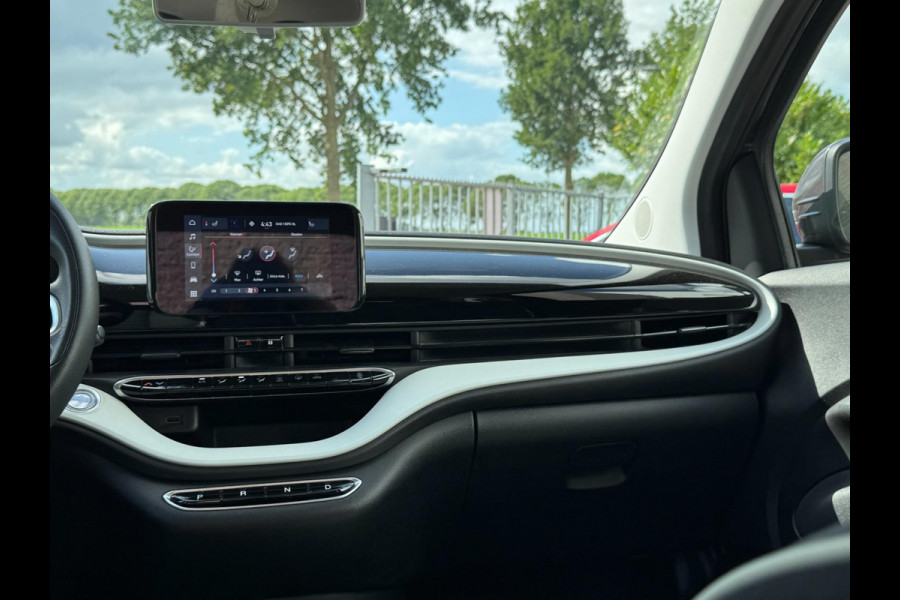 Fiat 500 Action 24 kWh PARKEERSENSOREN / CARPLAY / CRUISE CONTROL / ECC / STOELVERWARMING / WEING KM'S