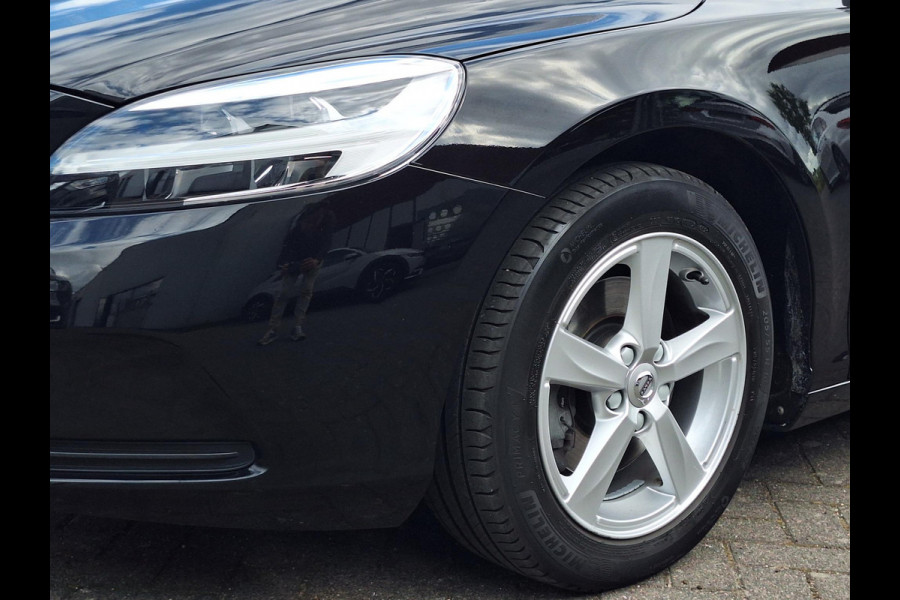 Volvo V40 2.0 T2 Momentum | Full LED | Trekhaak 1500kg | Climate | Navi | CC | Zeer mooi! | occasion