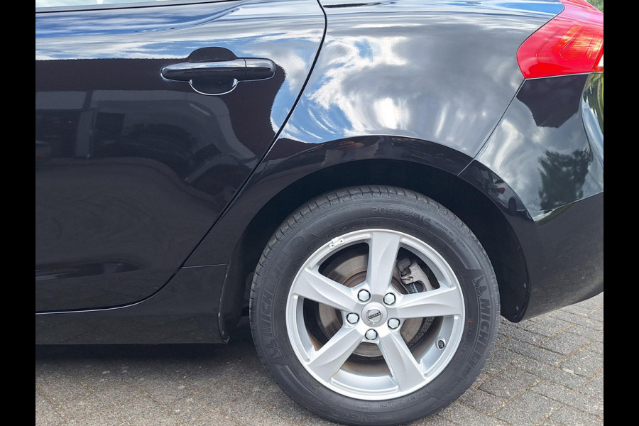 Volvo V40 2.0 T2 Momentum | Full LED | Trekhaak 1500kg | Climate | Navi | CC | Zeer mooi! | occasion